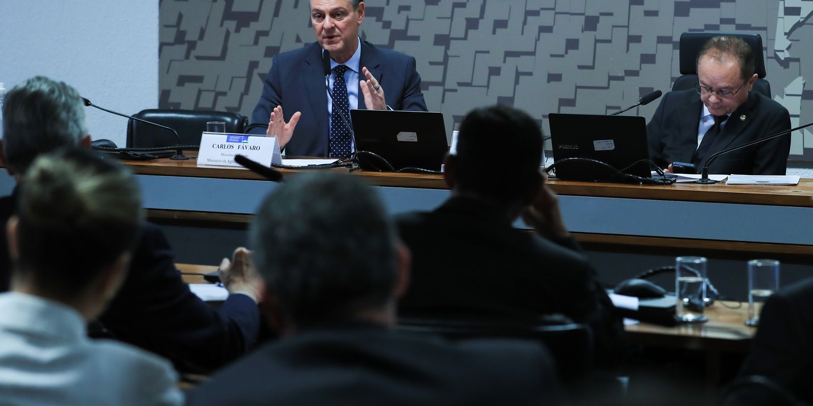 Ministro da Agricultura anuncia que foco de gripe aviária está contido Ministro da Agricultura anuncia que foco de gripe aviária está contido
