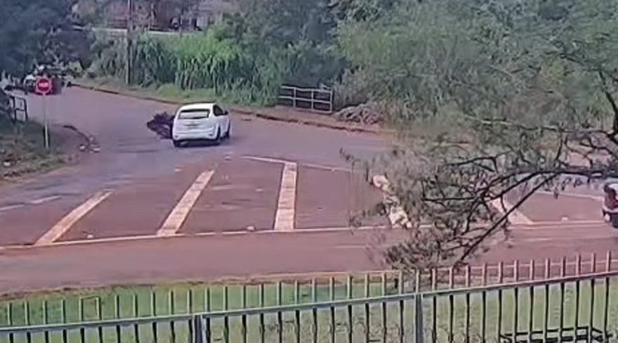 Câmera flagra acidente que deixou mulher ferida no Alto Alegre