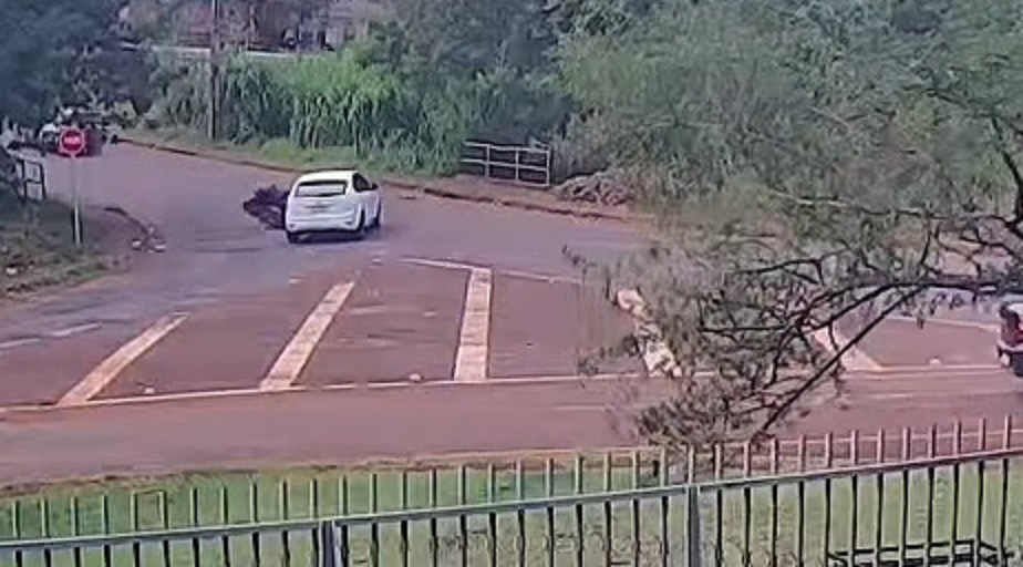 Câmera flagra acidente que deixou mulher ferida no Alto Alegre
