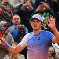 Imagem referente a Roland Garros: Fonseca estreia com vitória implacável sobre ex-top 10