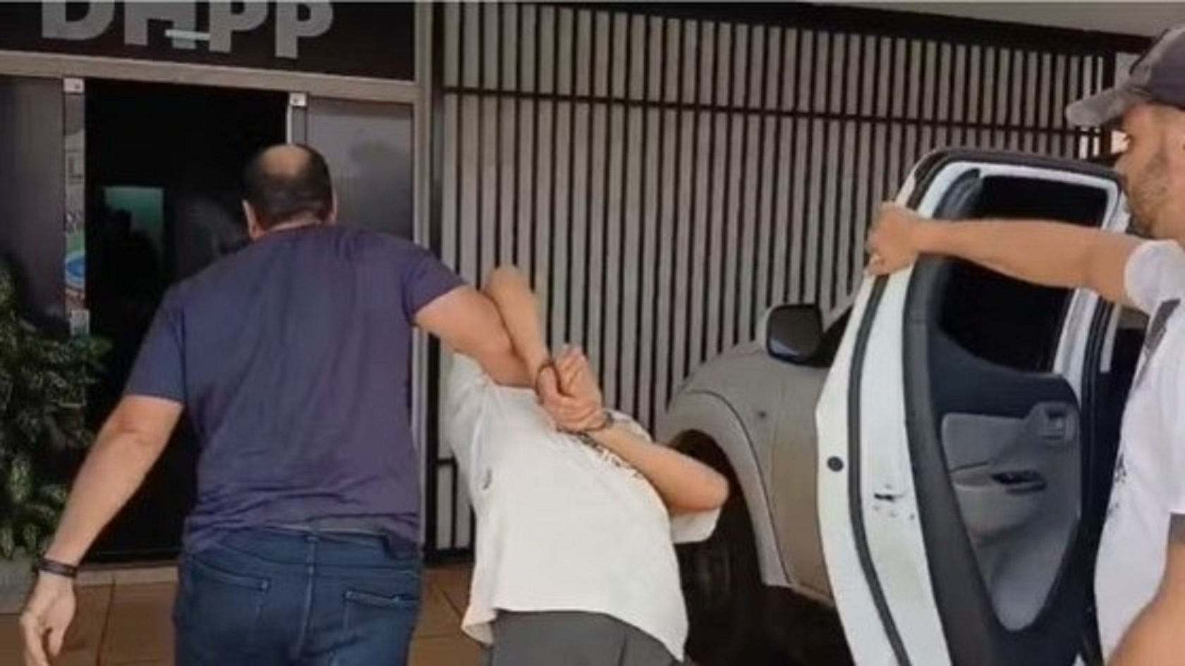 Pai incendeia casa, mata mãe e bebê: "Não queria pagar pensão"; veja vídeo Pai incendeia casa, mata mãe e bebê: "Não queria pagar pensão"; veja vídeo