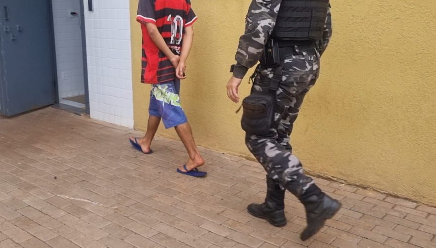 Adolescente é apreendido com drogas na Rua Alfredo Dalmina
