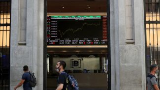 Bolsa aproxima-se de recorde com recuo de prévia da inflação