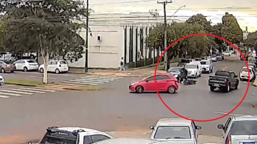Impressionante: motociclista é arremessado após forte colisão no Bairro Pacaembu