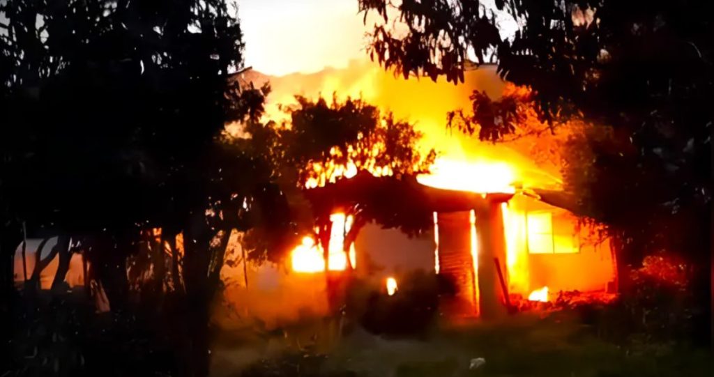 Casa é consumida pelo fogo em Ponta Grossa