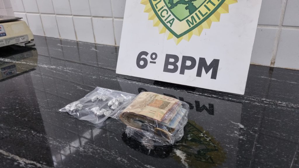 Adolescente é apreendido com pedras de crack e dinheiro no Bairro Interlagos