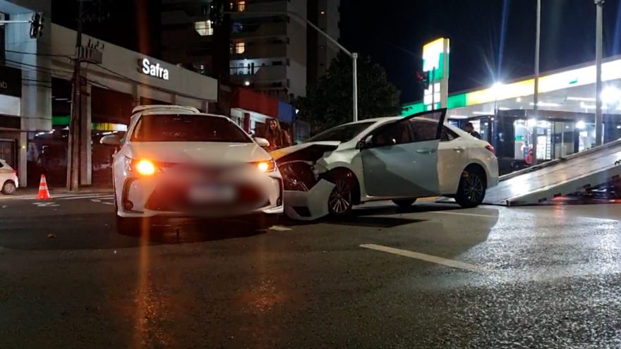 Dois veículos Corolla se envolvem em acidente na Av. Brasil