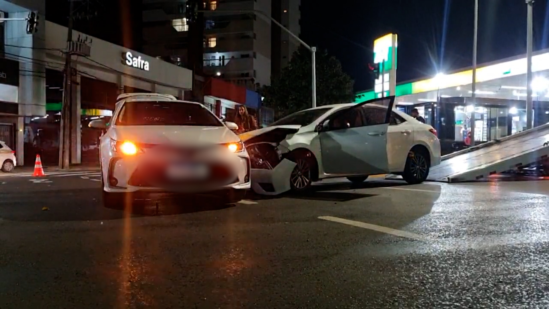 Dois veículos Corolla se envolvem em acidente na Av. Brasil