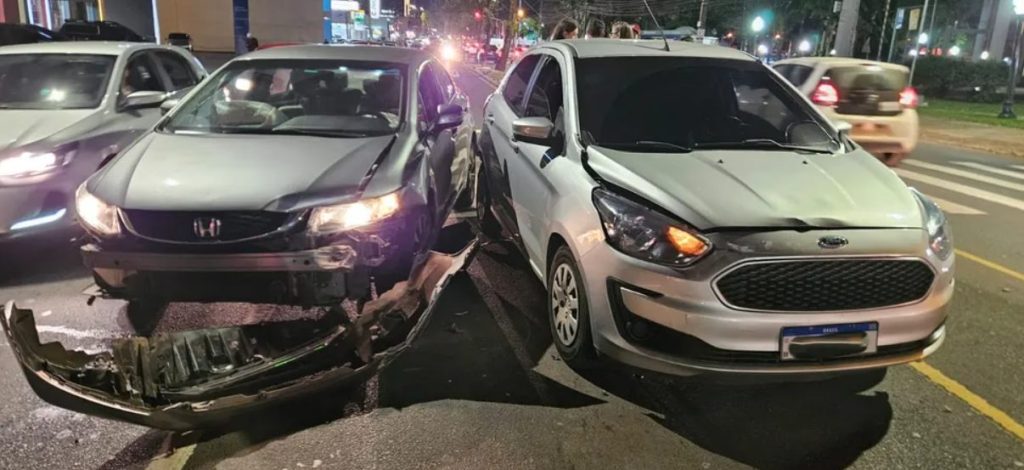 Engavetamento envolve três veículos em avenida