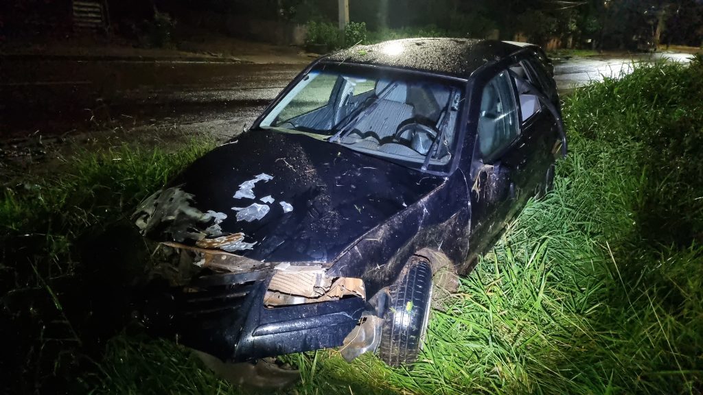 Gol tomba e para em terreno baldio no Jardim Colmeia