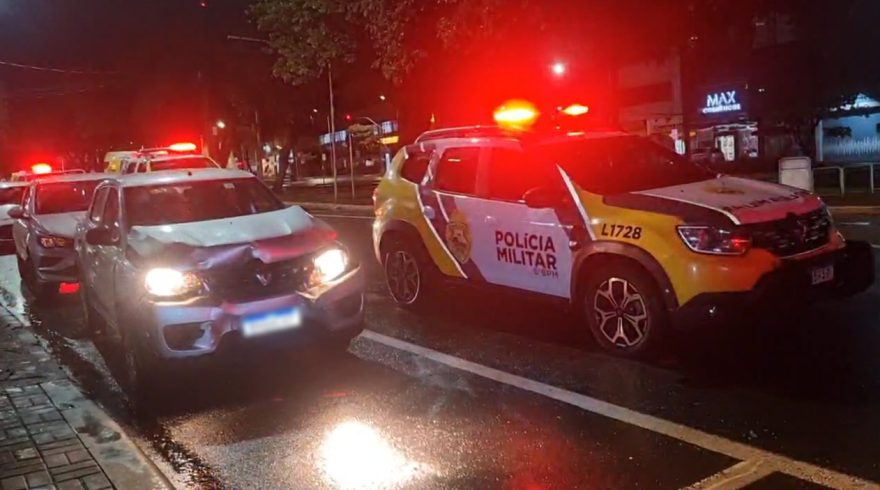 Acidente seguido de discussão mobiliza Siate e diversas viaturas da PM até a Avenida Brasil