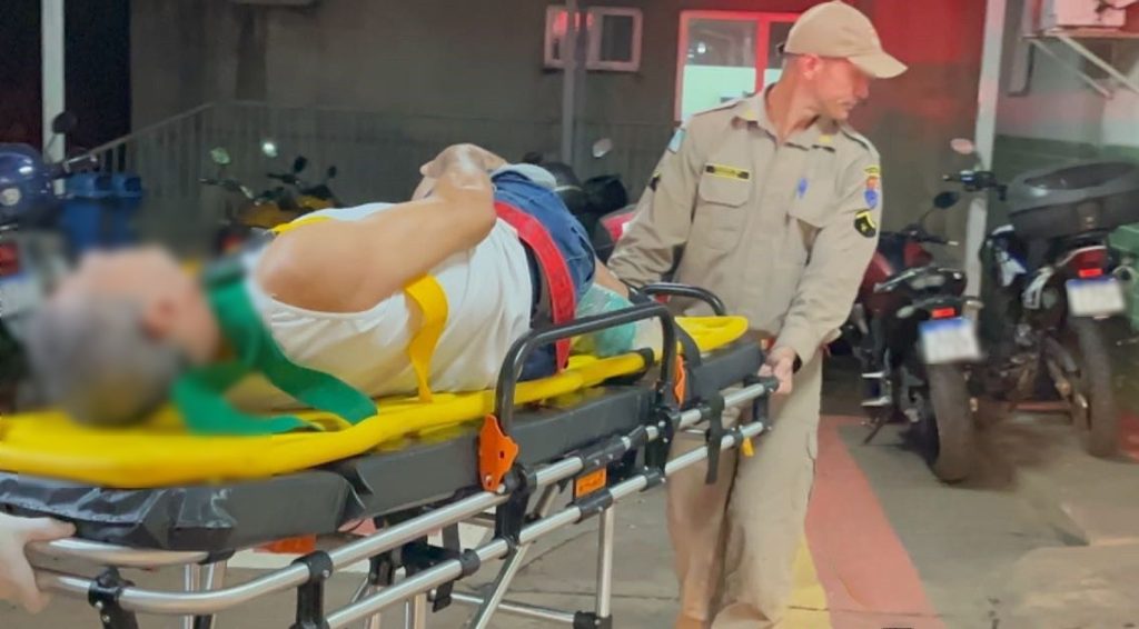 Casal sofre acidente de moto e piloto fica em estado grave após queda durante a chuva no Morumbi