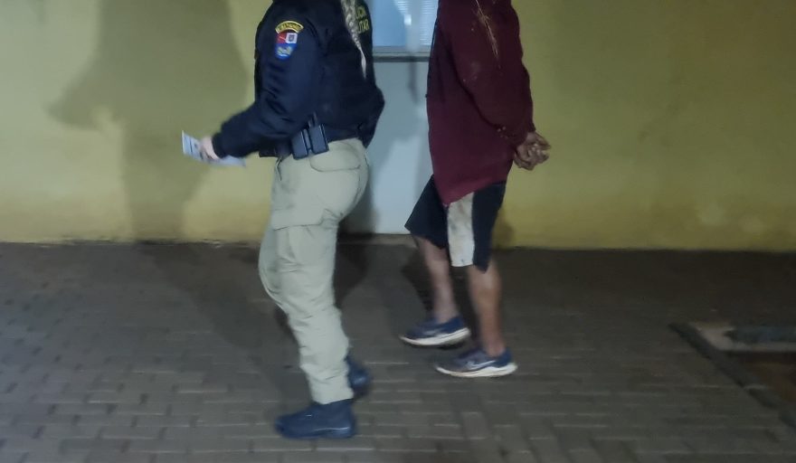 Moradores denunciam e PM detém suspeito de furto de fios no Cancelli