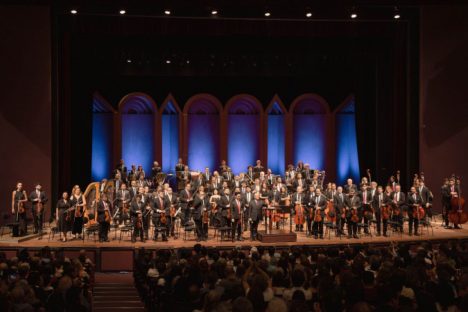 Orquestra Sinfônica comemora 40 anos com show monumental com 200 pessoas no palco Imagem referente a Orquestra Sinfônica comemora 40 anos com show monumental com 200 pessoas no palco