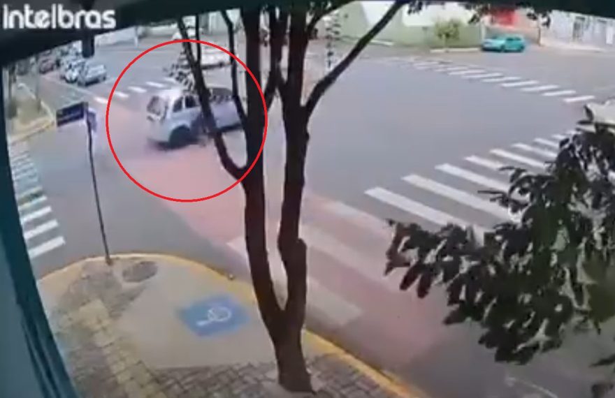 Câmera flagra colisão entre carro e patinete que deixou jovem ferido em Marechal Cândido Rondon