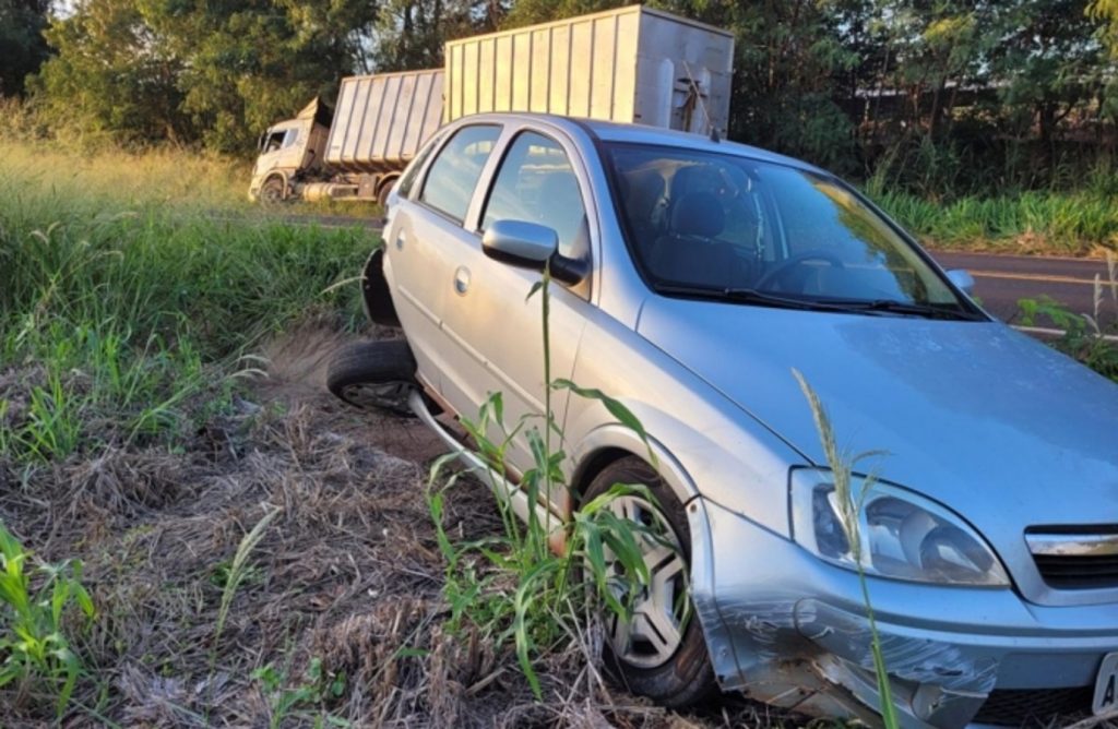 Carreta e corsa se envolvem em acidente na PR-317 em Santa Helena