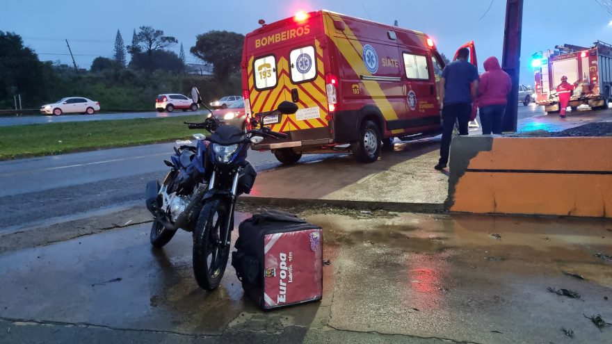 Motociclista tem lesão grave na perna após colisão às margens da BR-277