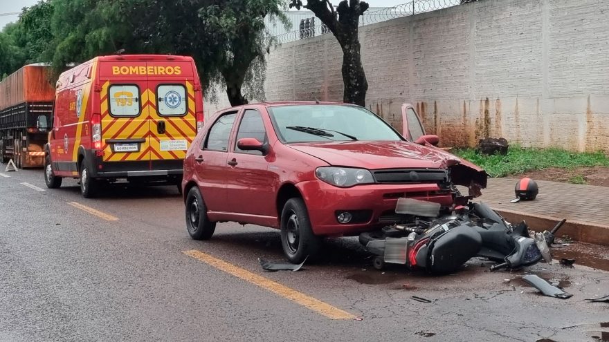 Homem é socorrido pelo Siate após acidente no Santa Felicidade