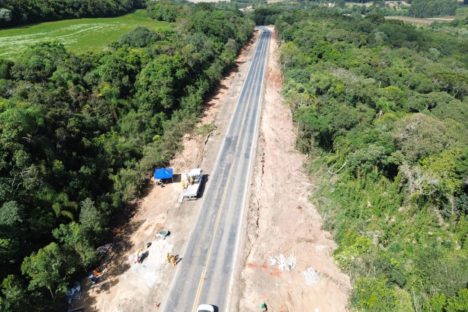 Restauração em concreto da PR-151 entre Ponta Grossa e Palmeira avança em bom ritmo Imagem referente a Restauração em concreto da PR-151 entre Ponta Grossa e Palmeira avança em bom ritmo