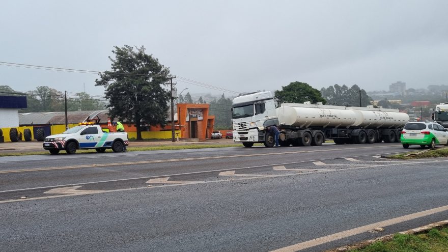 Carreta bitrem apresenta pane e interdita faixa da direita na BR-277 em Cascavel