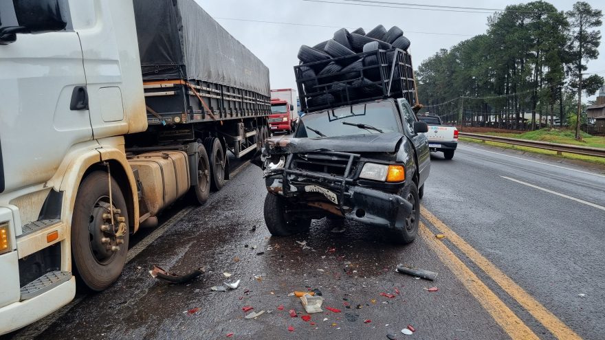 Trânsito lento por pane em caminhão termina em acidente na BR-277 em Cascavel