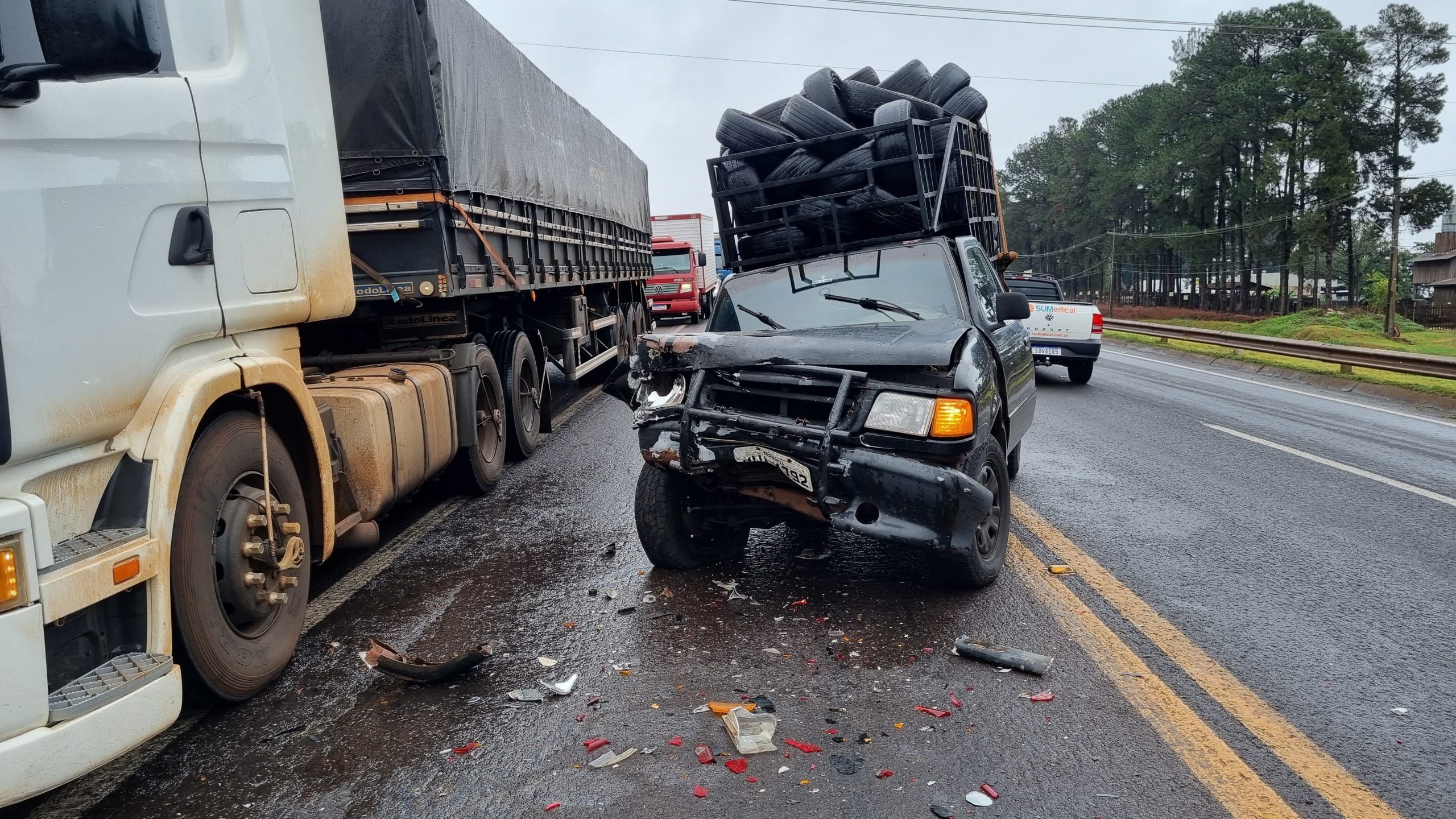 Trânsito lento por pane em caminhão termina em acidente na BR-277 em Cascavel Trânsito lento por pane em caminhão termina em acidente na BR-277 em Cascavel