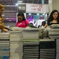 Faturamento de editoras de livros cresce menos que inflação em 2024 Imagem referente a Faturamento de editoras de livros cresce menos que inflação em 2024