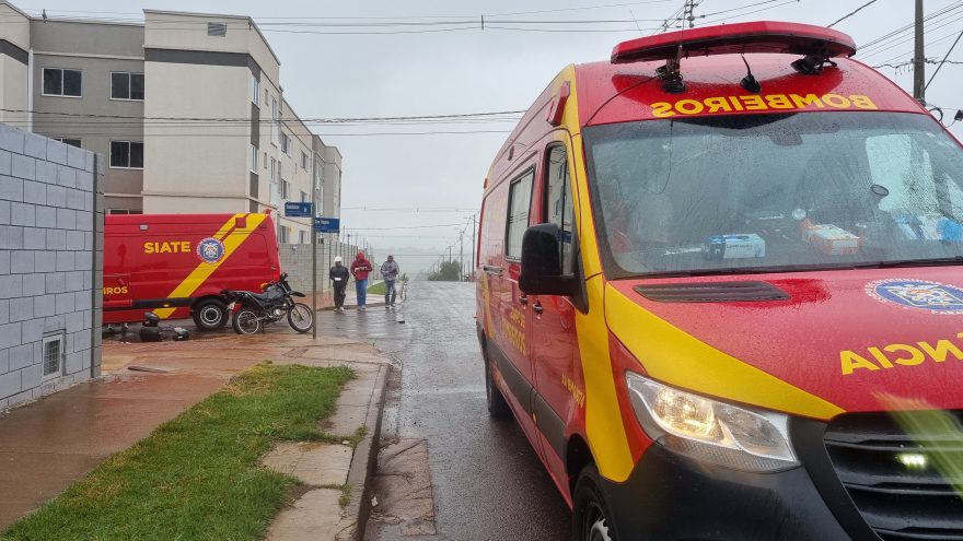 Duas pessoas ficam feridas após forte colisão entre carro e moto no Riviera