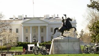 Rádios públicas dos EUA processam Trump após corte de verbas