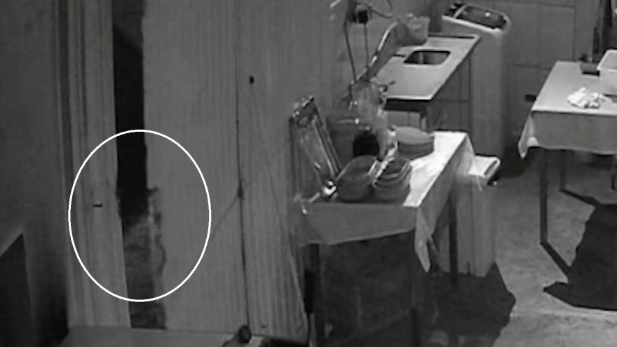 “Fantasma com fome”? Câmera flagra cadeado arrebentando e porta de cozinha abrindo sozinha em restaurante de Cascavel