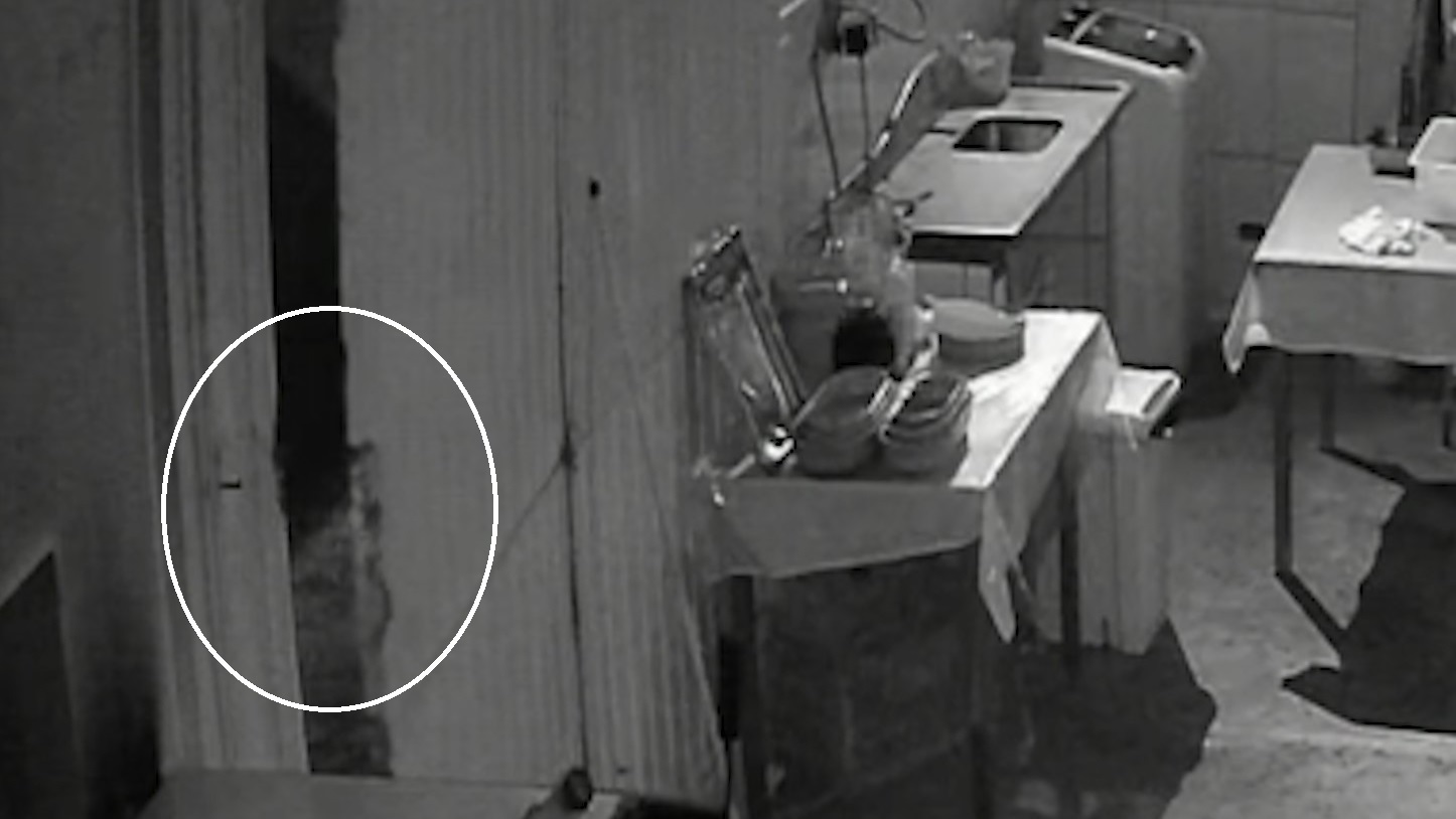 “Fantasma com fome”? Câmera flagra cadeado arrebentando e porta de cozinha abrindo sozinha em restaurante de Cascavel