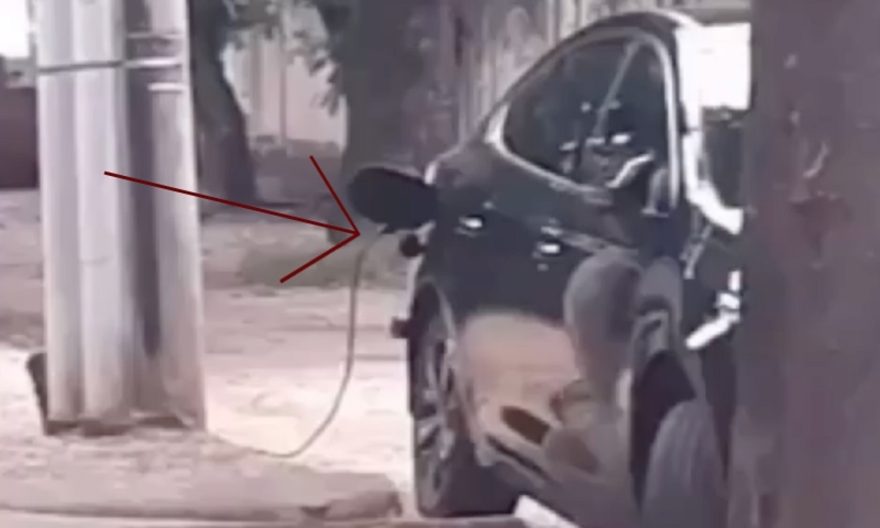 Motorista faz ‘gato’ em poste público para carregar carro elétrico