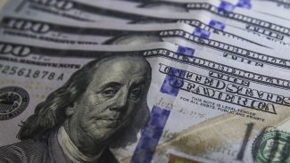 Dólar aproxima-se de R$ 5,70 com incertezas sobre IOF