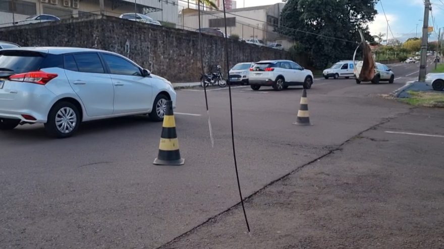 Fio caído, perigo na via: condutores devem redobrar a atenção ao passarem pela Rua Maranhão
