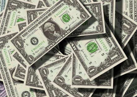 Mulher é presa após gastar em um dia R$ 2,8 milhões depositados por erro em sua conta Imagem referente a Mulher é presa após gastar em um dia R$ 2,8 milhões depositados por erro em sua conta