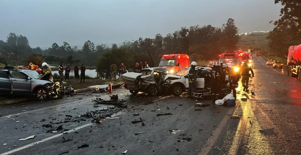 Homem morre em grave acidente envolvendo três veículos