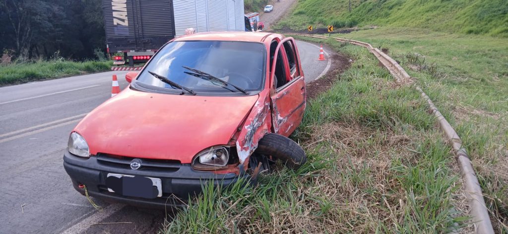 Corsa sai da pista após colidir contra caminhão na PR-180