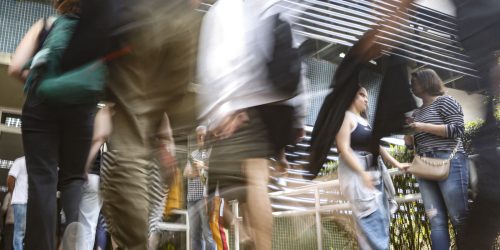 Alunos de cursinhos populares irão receber bolsa de R$ 200 por mês Imagem referente a Alunos de cursinhos populares irão receber bolsa de R$ 200 por mês