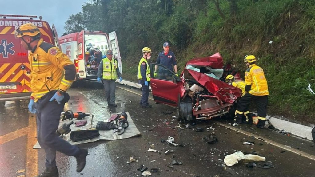 Violenta batida entre carros termina com duas pessoas mortas em Xaxim