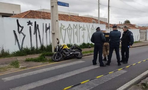 Jovem motociclista morre após bater contra poste em Curitiba