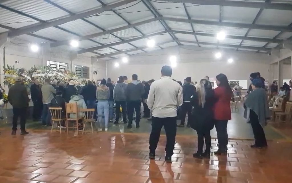 Luto e saudade: Familiares e amigos se despedem de casal que morreu em acidente na BR-369