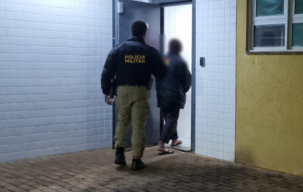 Homem é levado à delegacia após discussão com a esposa no Jardim Colmeia