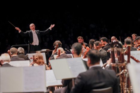 OSP celebra 40 anos com casa cheia no Teatro Guaíra e grandes homenagens Imagem referente a OSP celebra 40 anos com casa cheia no Teatro Guaíra e grandes homenagens