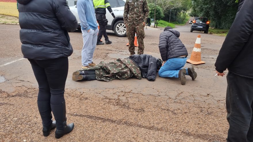 Homem fica ferido após colisão entre carro e moto ao lado do Zoológico de Cascavel