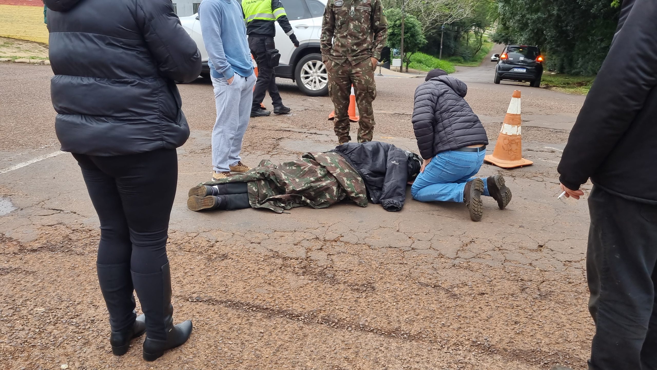 Homem fica ferido após colisão entre carro e moto ao lado do Zoológico de Cascavel Homem fica ferido após colisão entre carro e moto ao lado do Zoológico de Cascavel