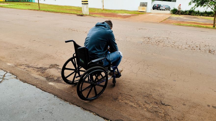 Motociclista sofre queda e é auxiliado por populares no Brasmadeira