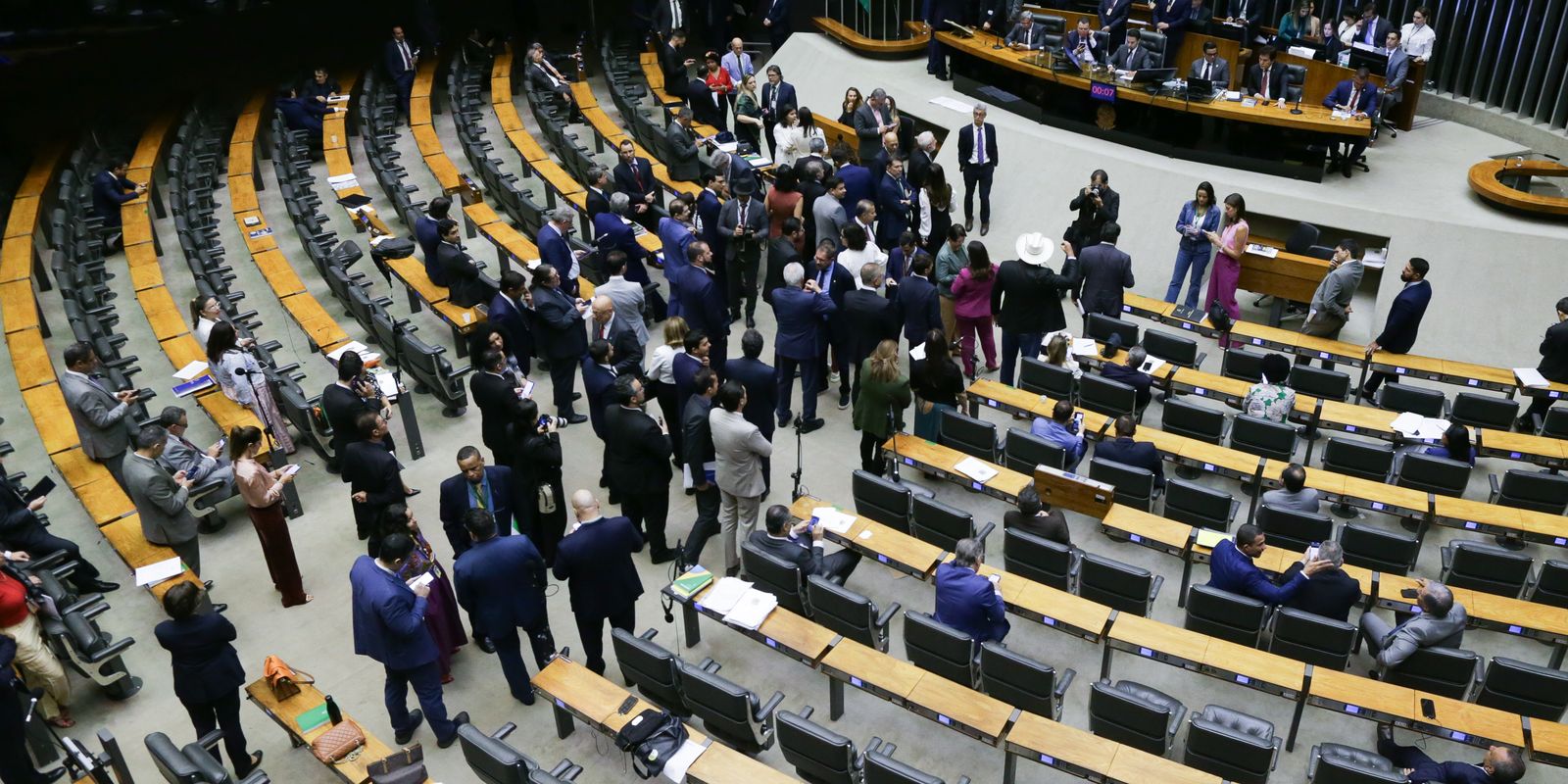Congresso dá 10 dias para governo ter alternativa ao aumento do IOF Congresso dá 10 dias para governo ter alternativa ao aumento do IOF