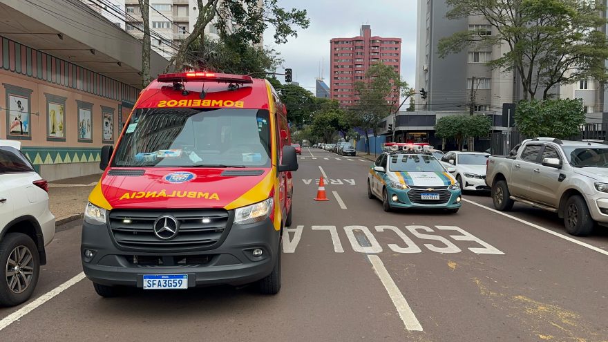 Motociclista bate contra carro e árvore em acidente na Rua Mato Grosso