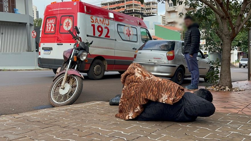 Motociclista fratura braço e perna em acidente no Centro de Cascavel 