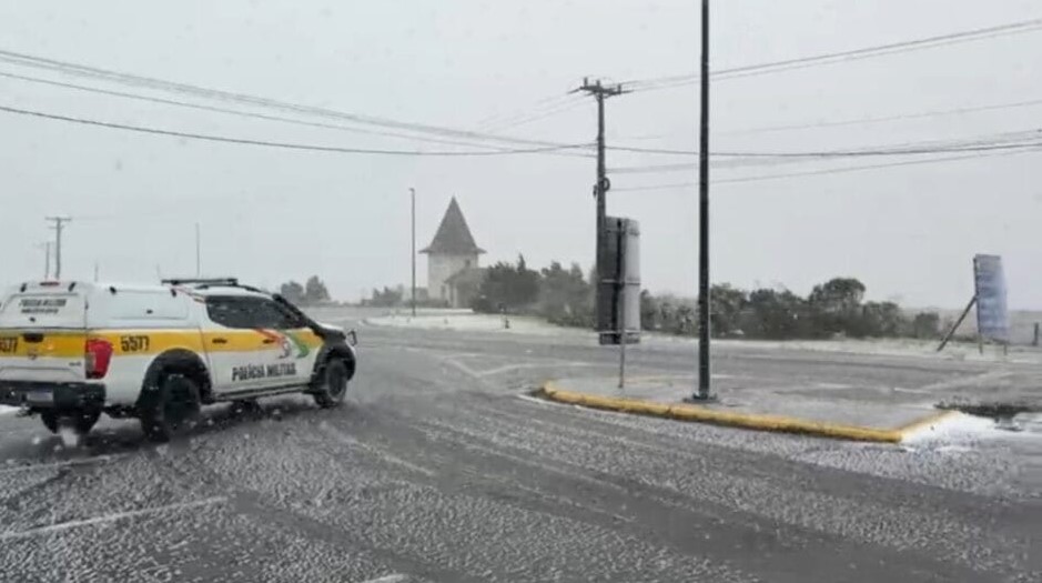 Neve na pista causa interdição da Serra do Rio do Rastro em SC Neve na pista causa interdição da Serra do Rio do Rastro em SC